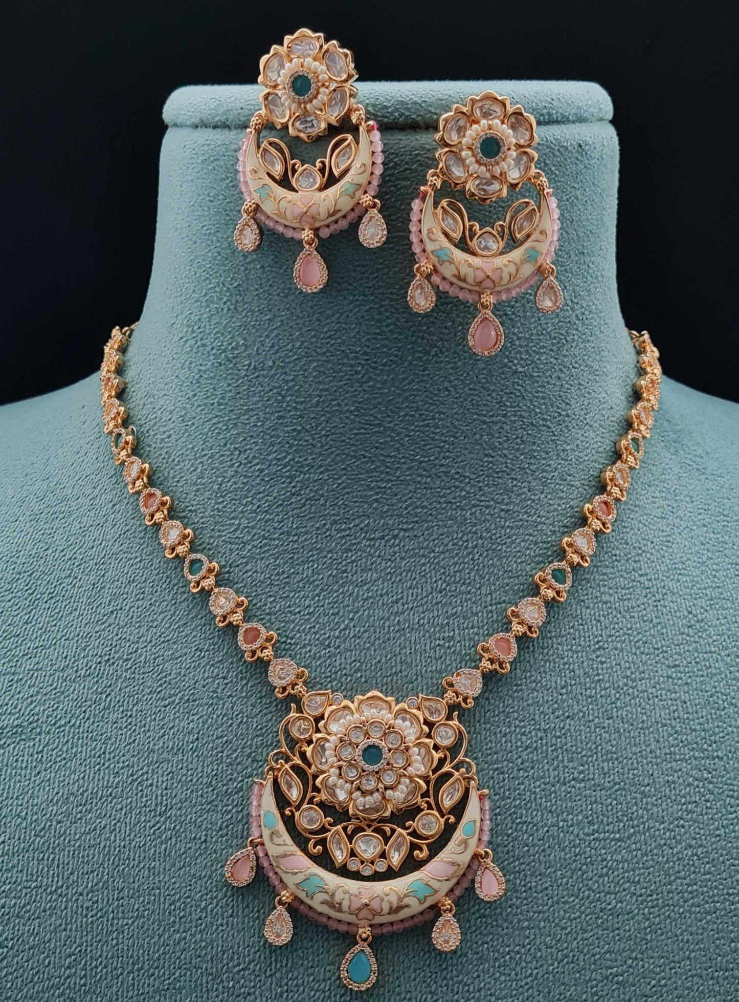 KUNDAN PENDANT NECKLACE