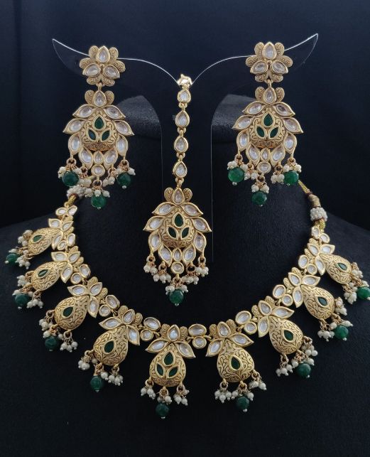 TRENDY KUNDAN NECKLACE