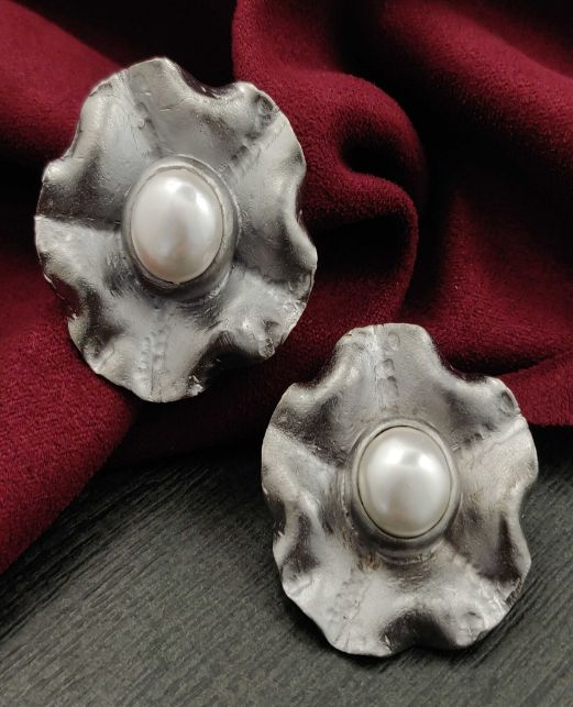 PEARL ANTIQUE STUDS