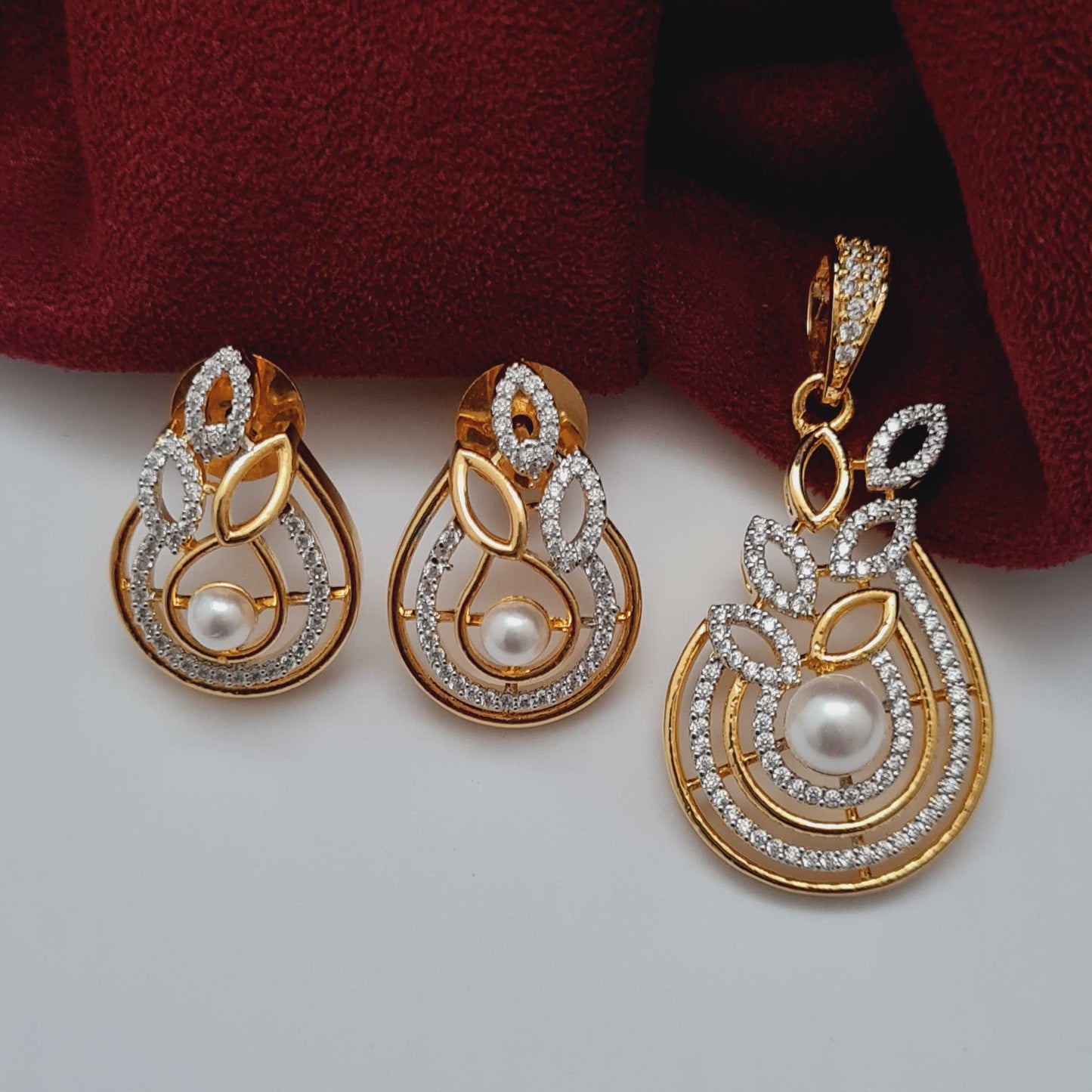 PEARL TRENDY AD LOCKET SET